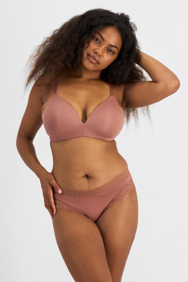 Cassaera (She/Her) wears size 14 and is 180cm tall with 107cm chest and 82cm waist