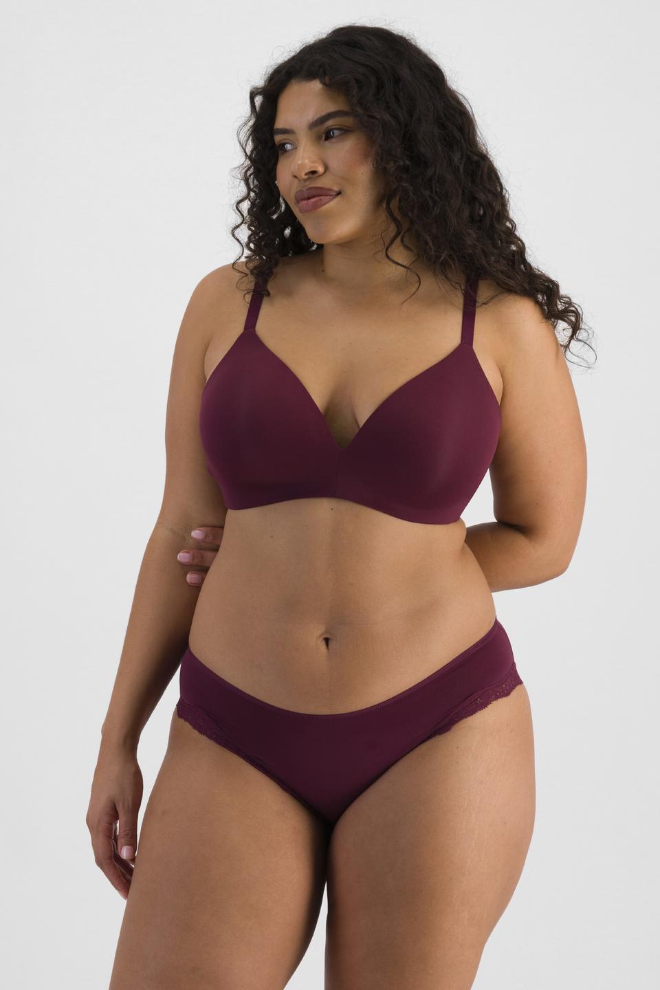 Laura (She/Her) wears size 14DD and is 165cm tall with 94cm chest and 76cm waist