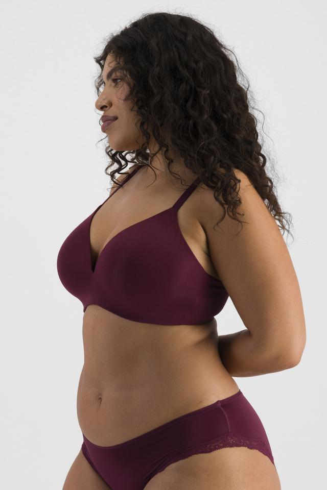 Laura (She/Her) wears size 14DD and is 165cm tall with 94cm chest and 76cm waist