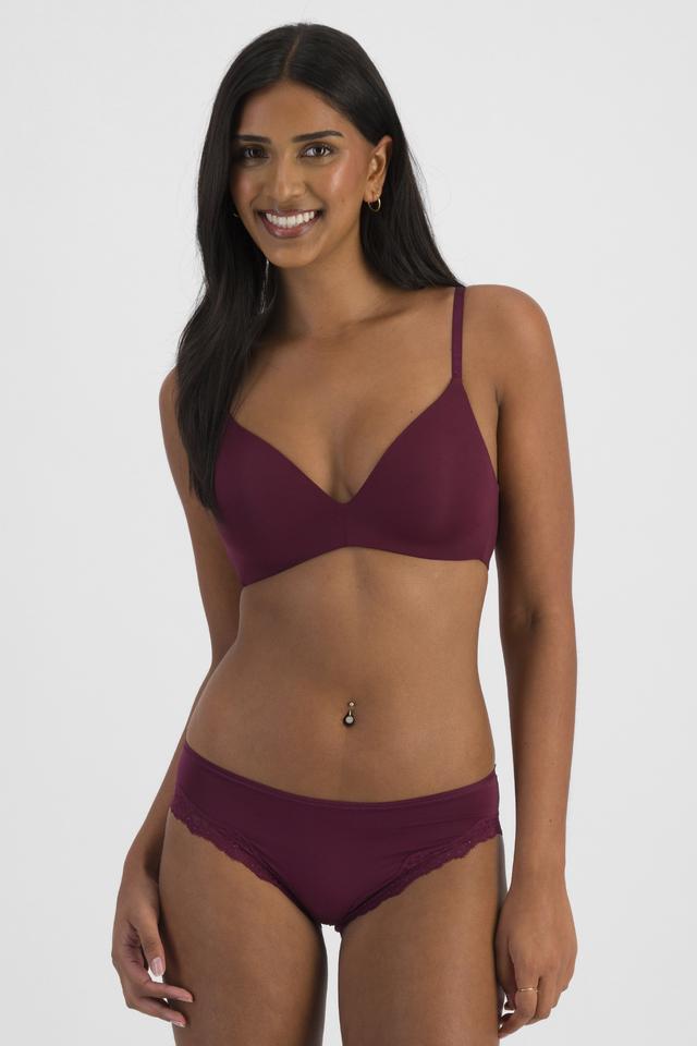 NAYA (She/Her) wears size 12B and is 174cm tall with 80cm chest and 63cm waist
