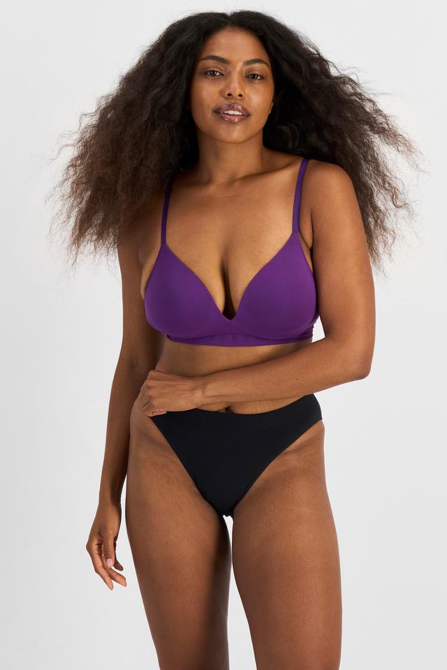 Cassaera (She/Her) wears size 14 and is 180cm tall with 107cm chest and 82cm waist