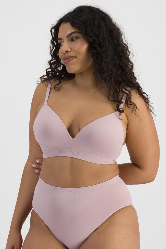 Laura (She/Her) wears size 14DD and is 165cm tall with 94cm chest and 76cm waist