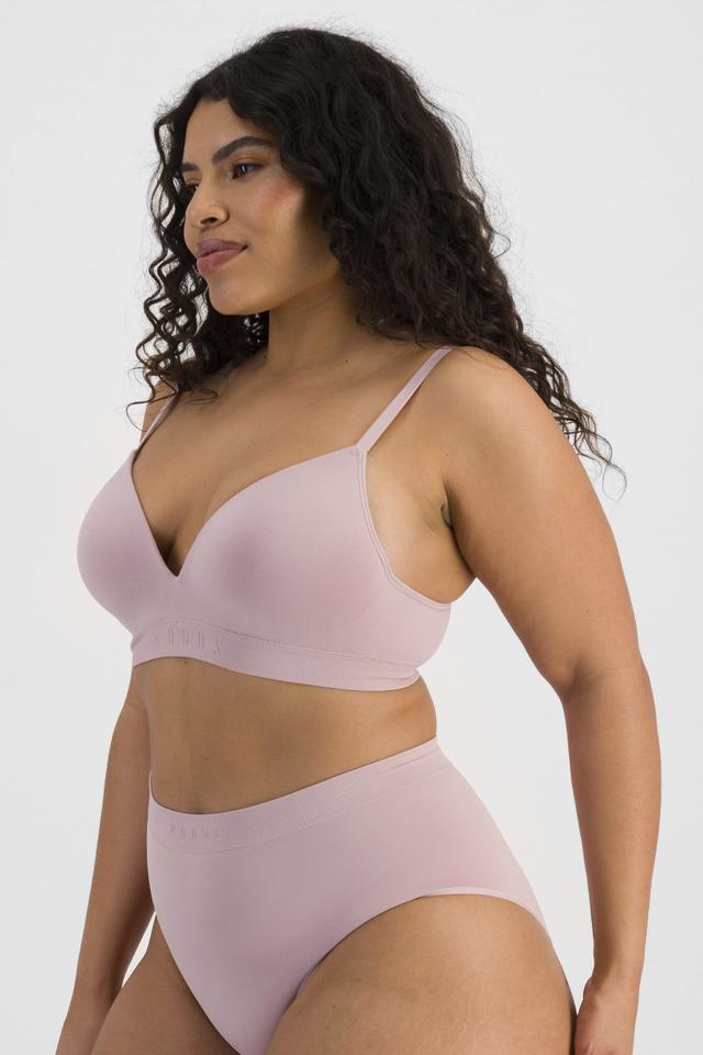 Laura (She/Her) wears size 14DD and is 165cm tall with 94cm chest and 76cm waist