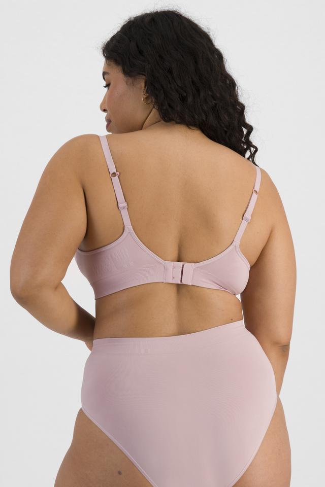 Laura (She/Her) wears size 14DD and is 165cm tall with 94cm chest and 76cm waist