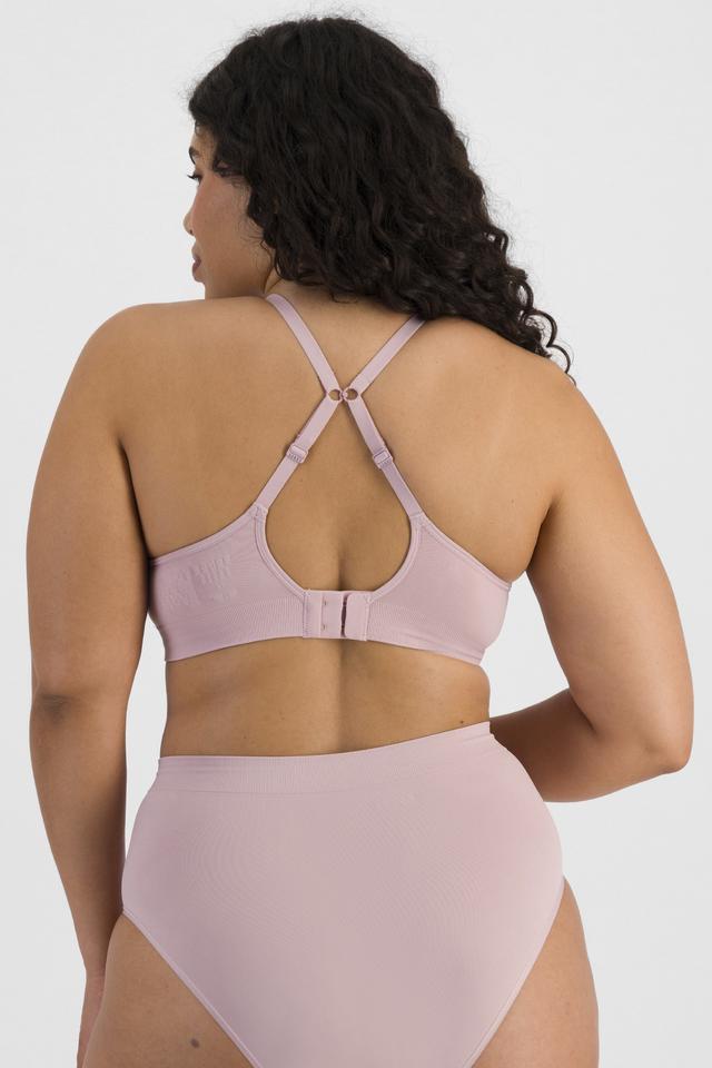 Laura (She/Her) wears size 14DD and is 165cm tall with 94cm chest and 76cm waist