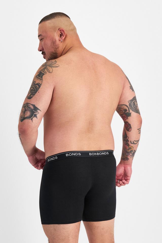 Mike (He/Him) wears size XL and is 180cm tall with 120cm chest and 96cm waist
