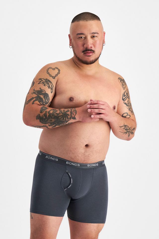 Mike (He/Him) wears size XL and is 180cm tall with 120cm chest and 96cm waist