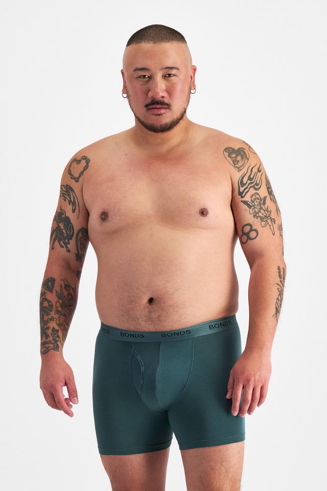 Mike (He/Him) wears size XL and is 180cm tall with 120cm chest and 96cm waist