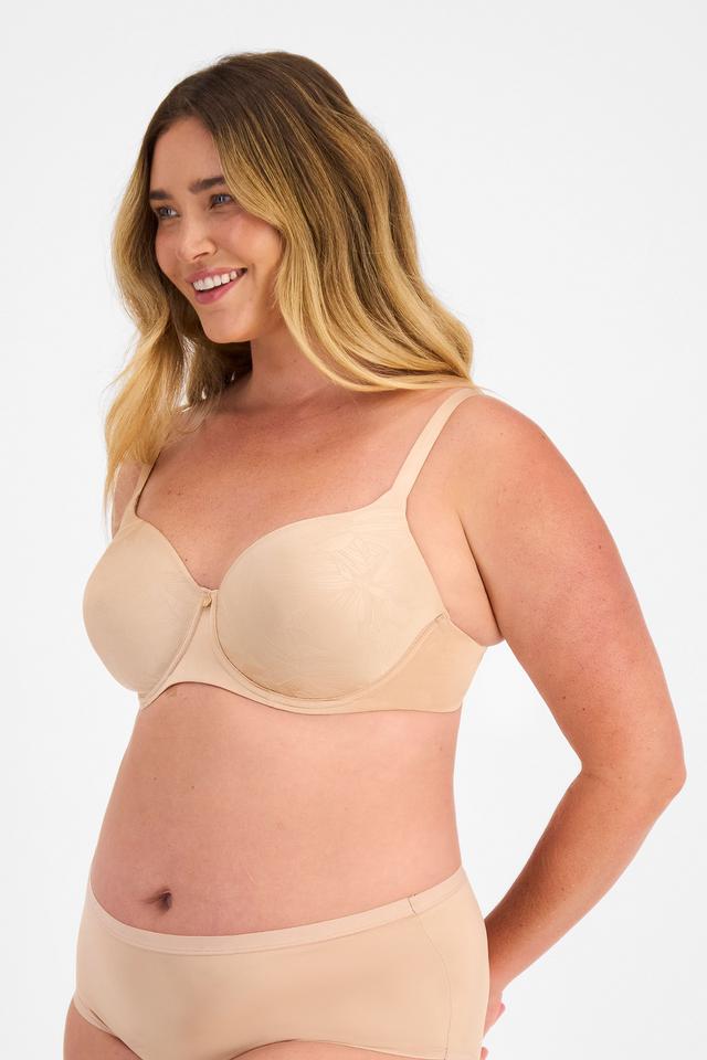 Chanel (She/Her) wears size 14 and is 176cm tall with 104cm chest and 89cm waist