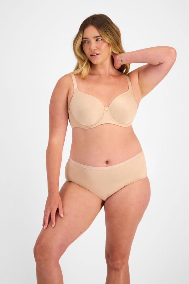 Chanel (She/Her) wears size 14 and is 176cm tall with 104cm chest and 89cm waist