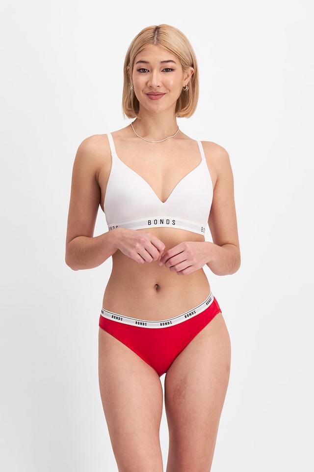 Rhiannan (She/Her) wears size 10 and is 175cm tall