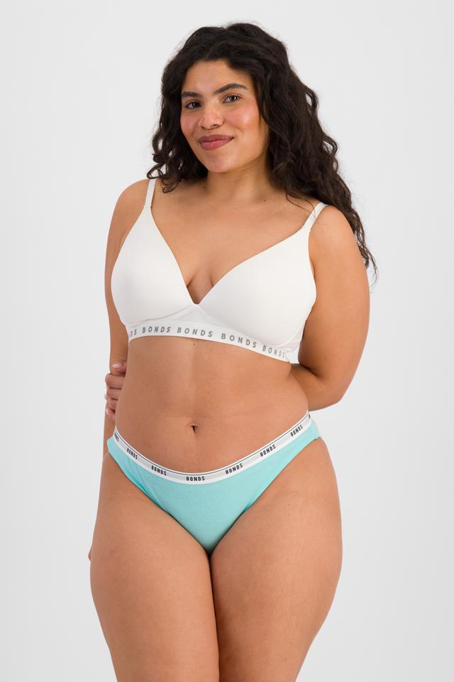 Laura (She/Her) wears size 14 and is 165cm tall with 94cm chest and 76cm waist