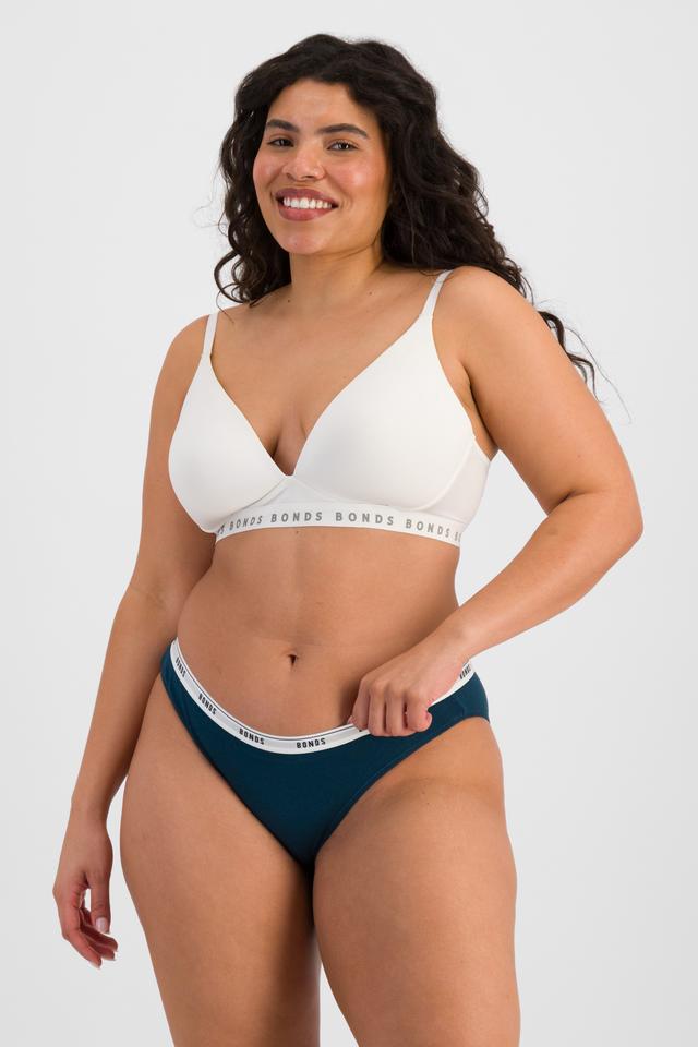 Laura (She/Her) wears size 14 and is 165cm tall with 94cm chest and 76cm waist
