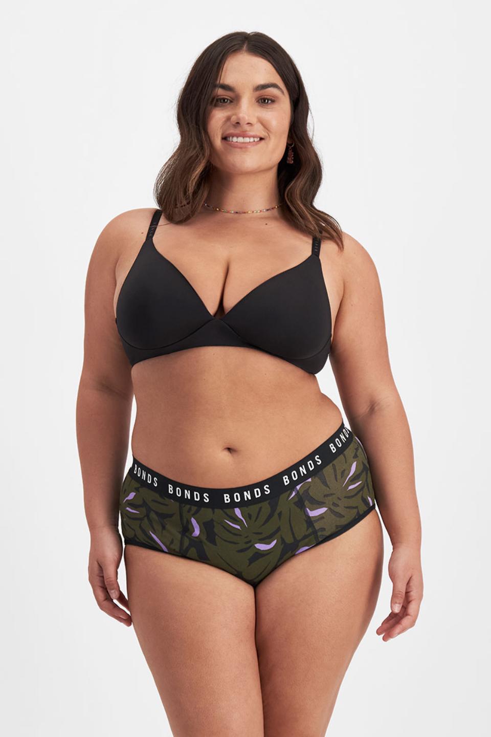 Elle (She/Her) wears size 14 and is 160cm tall with 94cm chest and 71cm waist