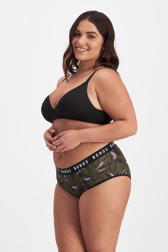 Elle (She/Her) wears size 14 and is 160cm tall with 94cm chest and 71cm waist