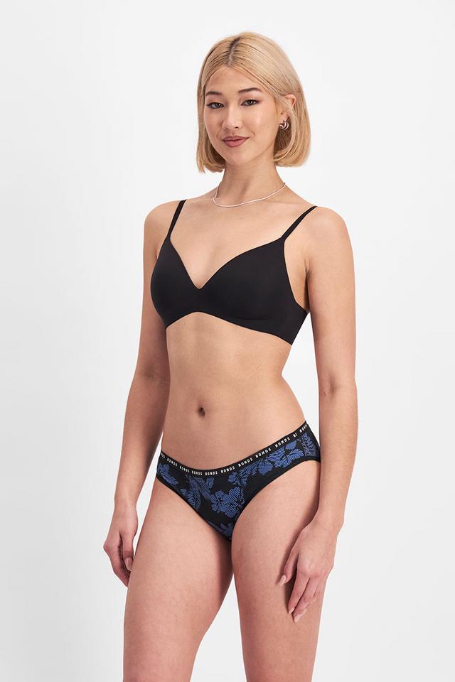 Rhiannan (She/Her) wears size 10 and is 175cm tall
