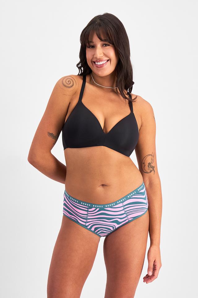 Leah (She/Her) wears size 14 and is 185cm tall