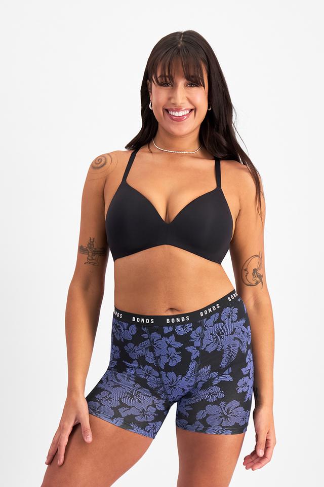 Leah (She/Her) wears size 14 and is 185cm tall