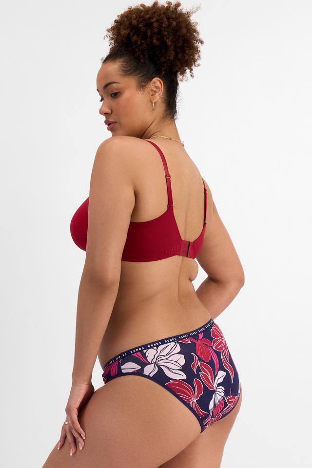 Madeleine (She/Her) wears size 16 and is 181cm tall with 99cm chest and 88cm waist