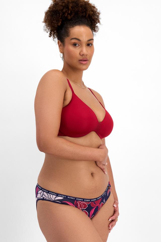 Madeleine (She/Her) wears size 16 and is 181cm tall with 99cm chest and 88cm waist
