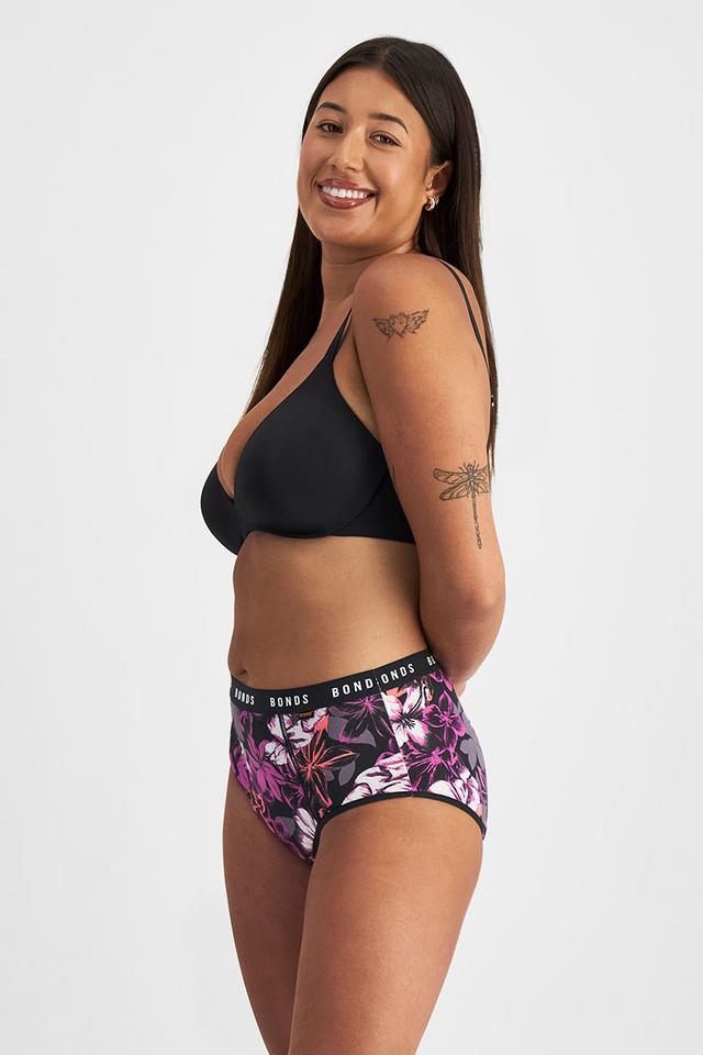 Leah (She/Her) wears size L and is 185cm tall with cm chest and cm waist