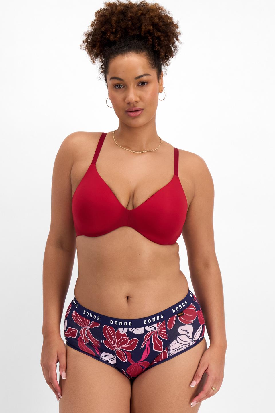 Madeleine (She/Her) wears size 16 and is 181cm tall with 99cm chest and 88cm waist