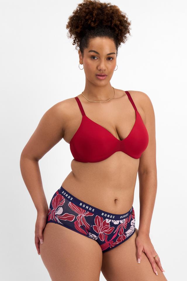 Madeleine (She/Her) wears size 16 and is 181cm tall with 99cm chest and 88cm waist
