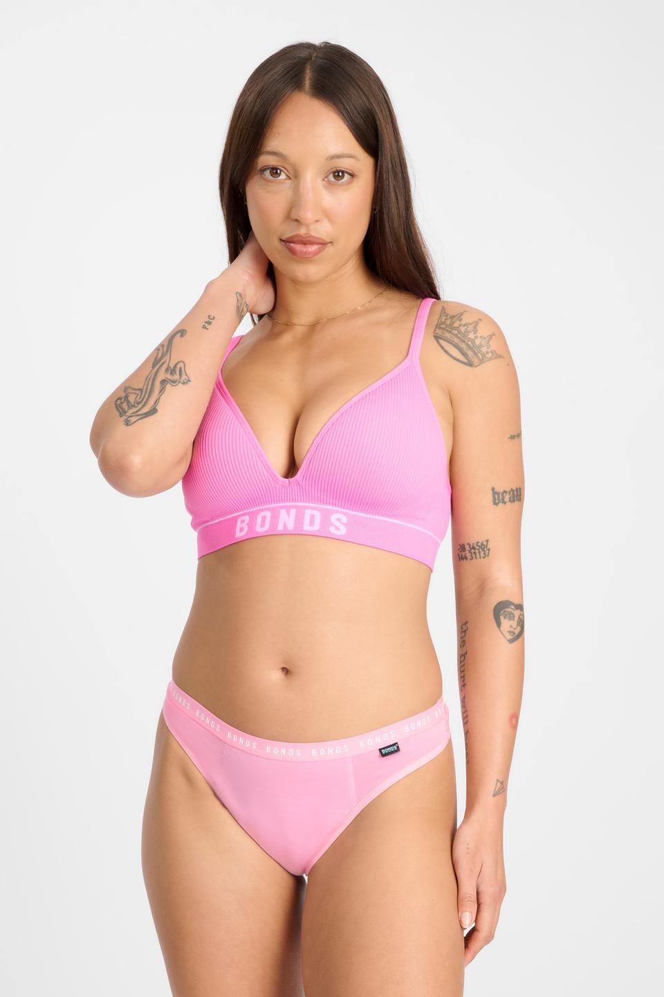 Mon (She/Her) wears size 10 and is 165cm tall with 84cm chest and 63cm waist
