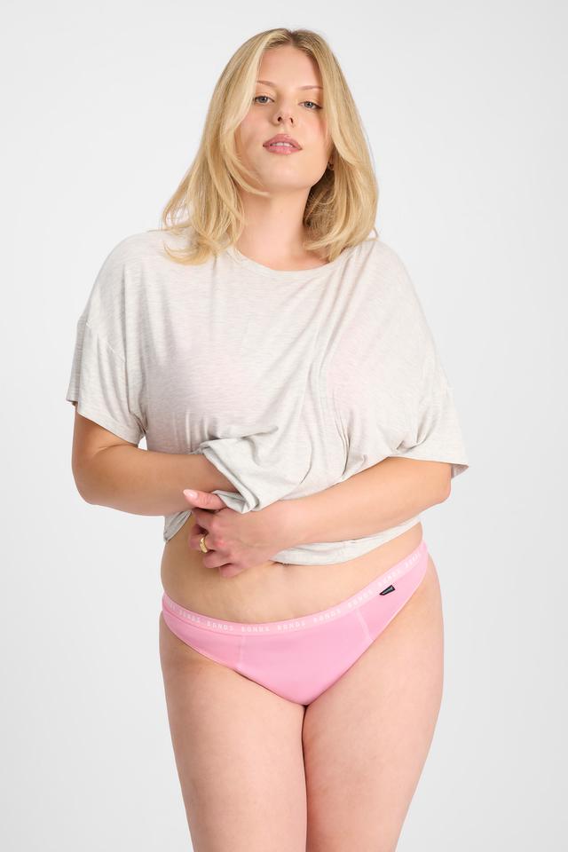 KIARA (She/Her) wears size 14 and is 178cm tall with 102cm chest and 89cm waist