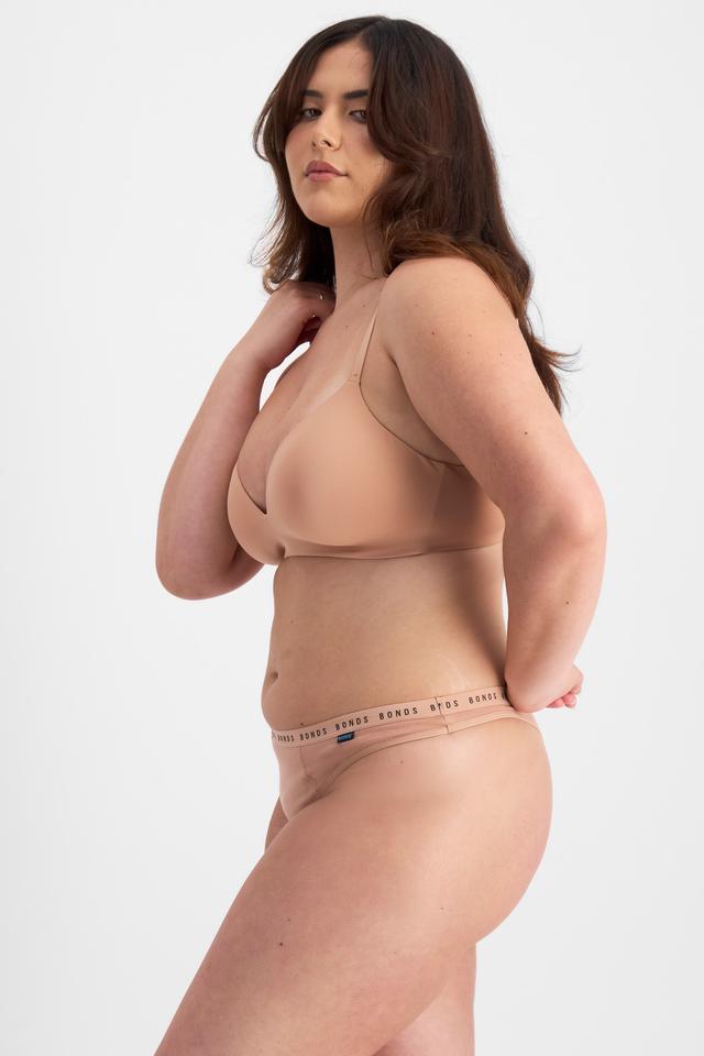 Bella (She/Her) wears size 14 and is 173cm tall with 95cm chest and 77cm waist