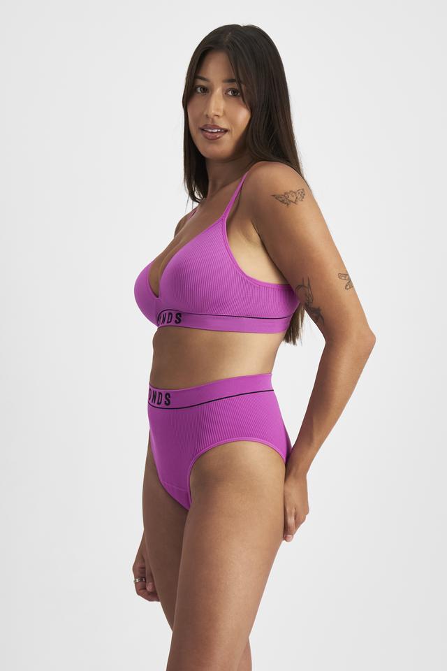 Leah (She/Her) wears size L and is 185cm tall with cm chest and cm waist