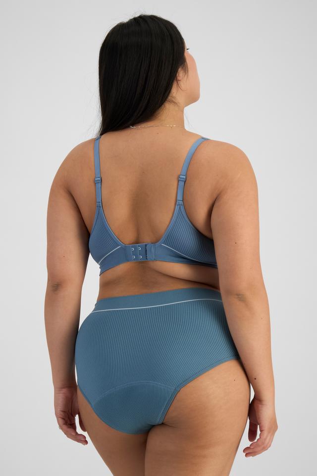 Chloe (She/Her) wears size 14 and is 165cm tall with 95cm chest and 78cm waist