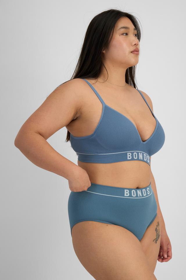 Chloe (She/Her) wears size 14 and is 165cm tall with 95cm chest and 78cm waist