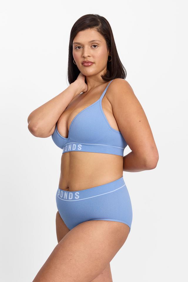LARA (She/Her) wears size 14 and is 170cm tall with 92cm chest and 75cm waist