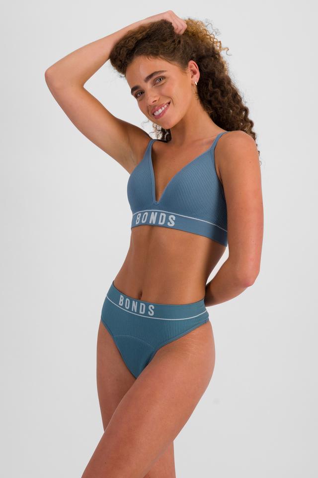 Peri (She/Her) wears size 10 and is 168cm tall with 81cm chest and 67cm waist