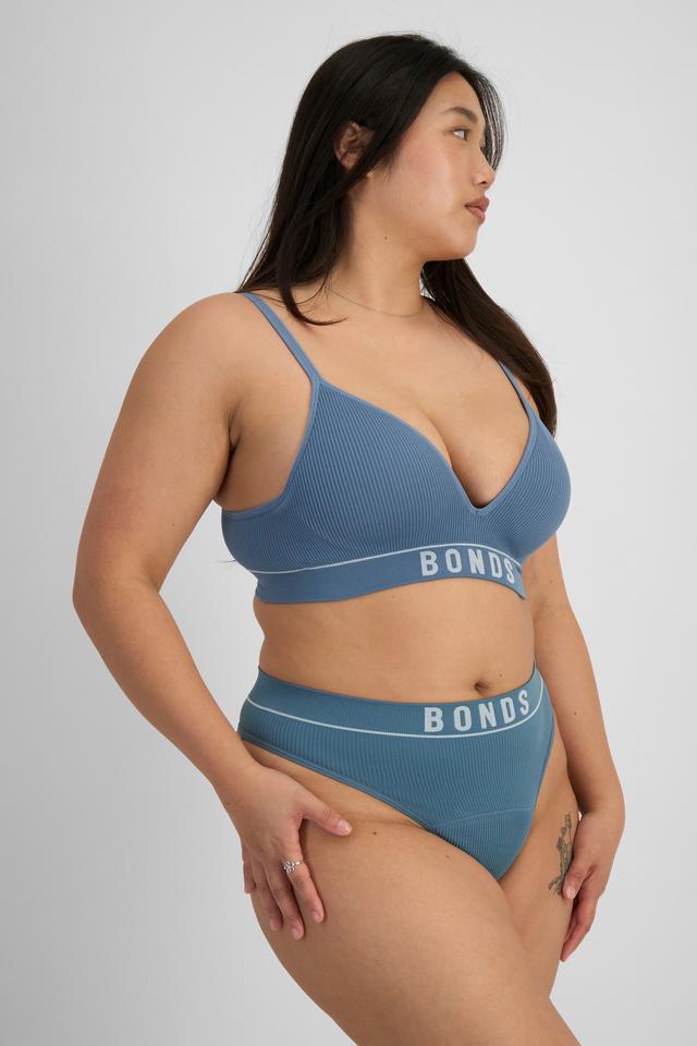 Chloe (She/Her) wears size 14 and is 165cm tall with 95cm chest and 78cm waist