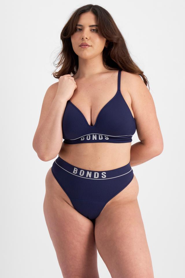 Bella (She/Her) wears size 14 and is 173cm tall with 95cm chest and 77cm waist