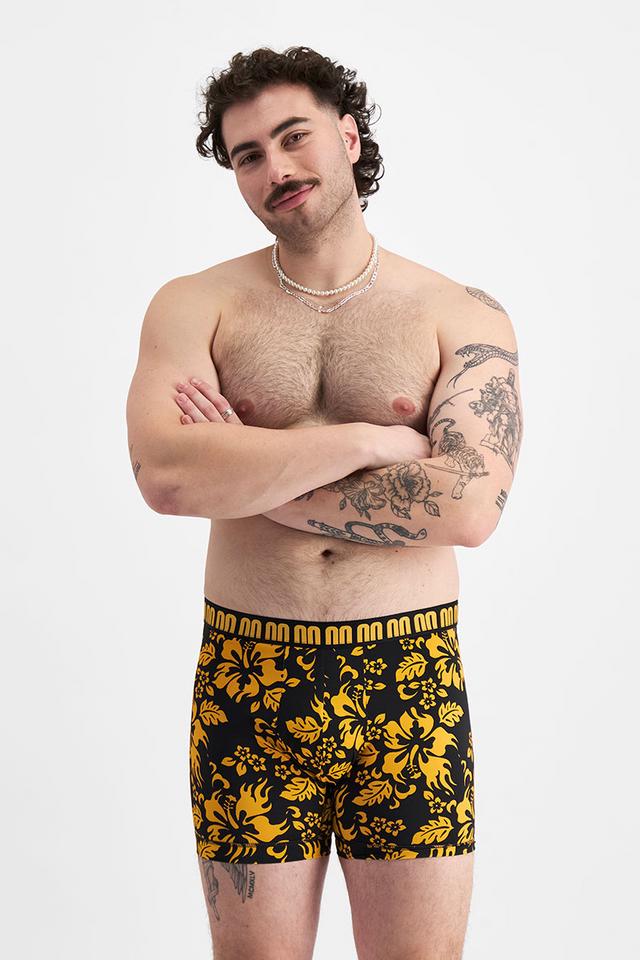 Sam (He/Him) wears size XL and is 178cm tall with 112cm chest