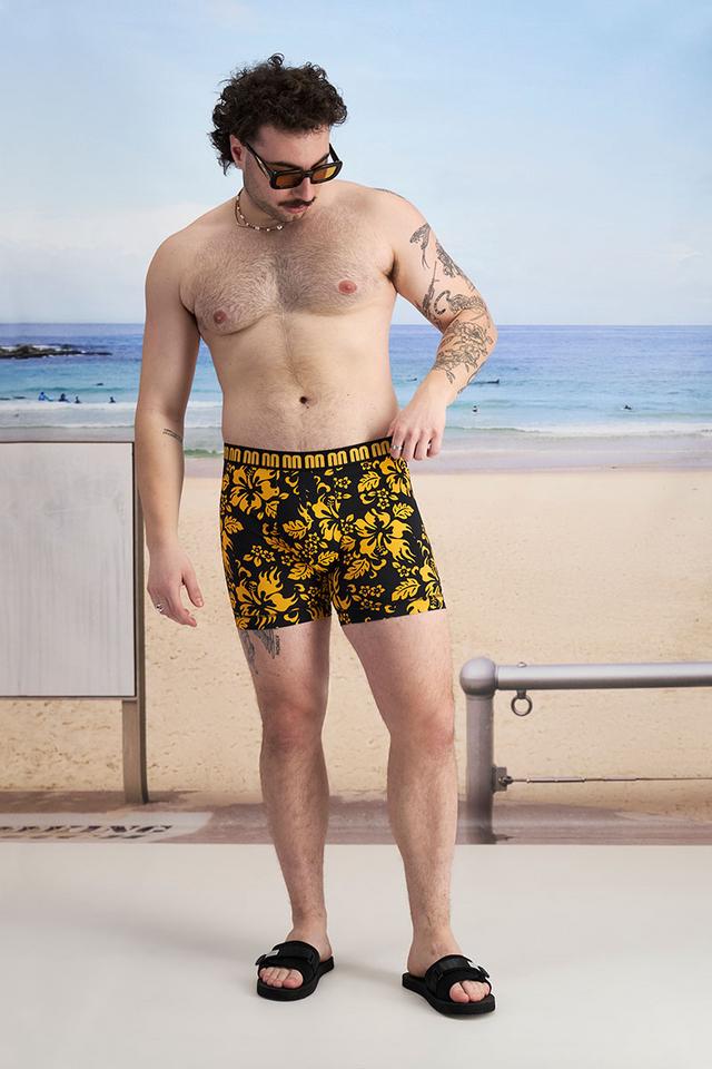 Sam (He/Him) wears size XL and is 178cm tall with 112cm chest