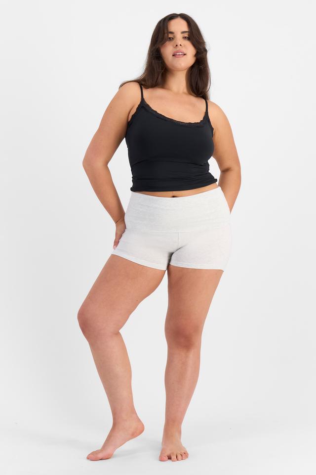 Bella (She/Her) wears size L and is 173cm tall with 95cm chest and 77cm waist