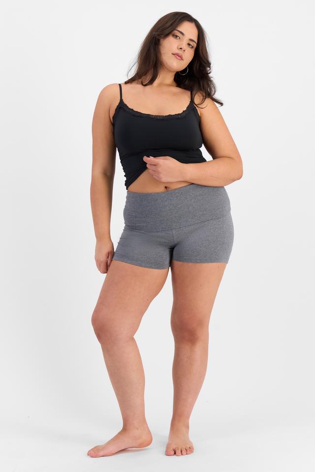 Bella (She/Her) wears size L and is 173cm tall with 95cm chest and 77cm waist