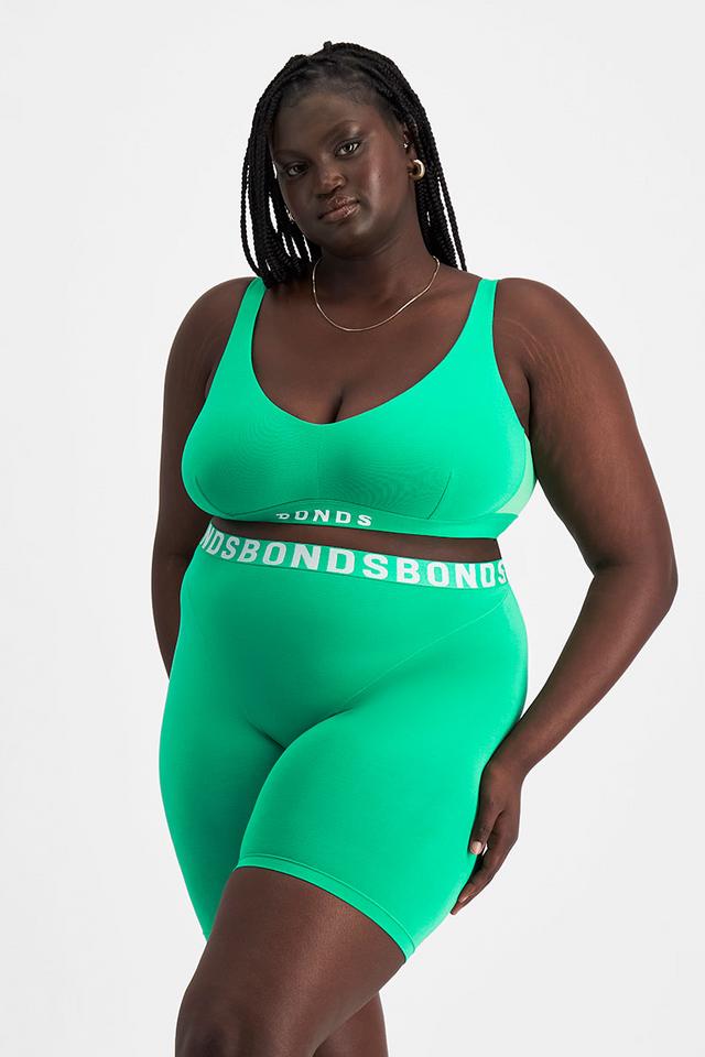 Nyapal (She/Her) wears size 18 and is 182cm tall with 121cm chest and 111cm waist