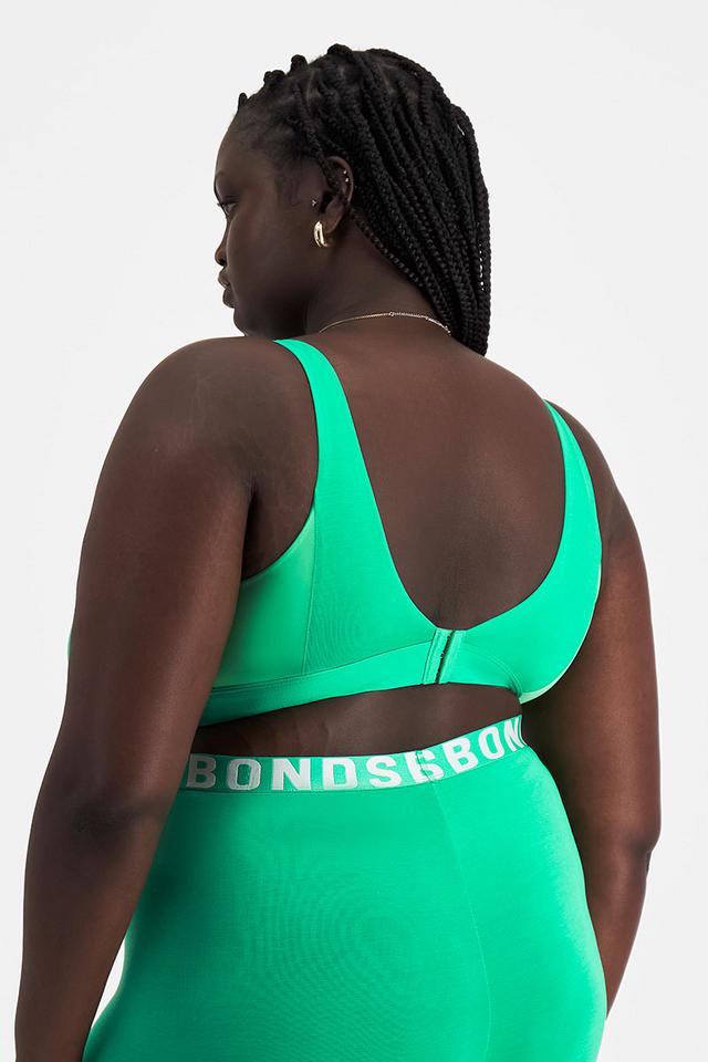 Nyapal (She/Her) wears size 18 and is 182cm tall with 121cm chest and 111cm waist