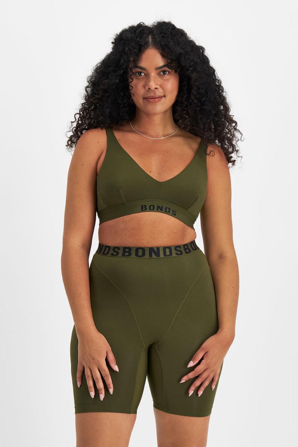 Larissa (She/Her) wears size 14 and is 170.18cm tall with 90.17cm chest and 79.756cm waist