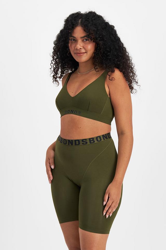 Larissa (She/Her) wears size 14 and is 170.18cm tall with 90.17cm chest and 79.756cm waist