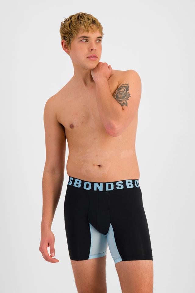 TOBIAS (He/Him) wears size M and is 187cm tall with 93cm chest and 78cm waist