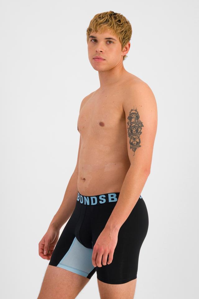 TOBIAS (He/Him) wears size M and is 187cm tall with 93cm chest and 78cm waist