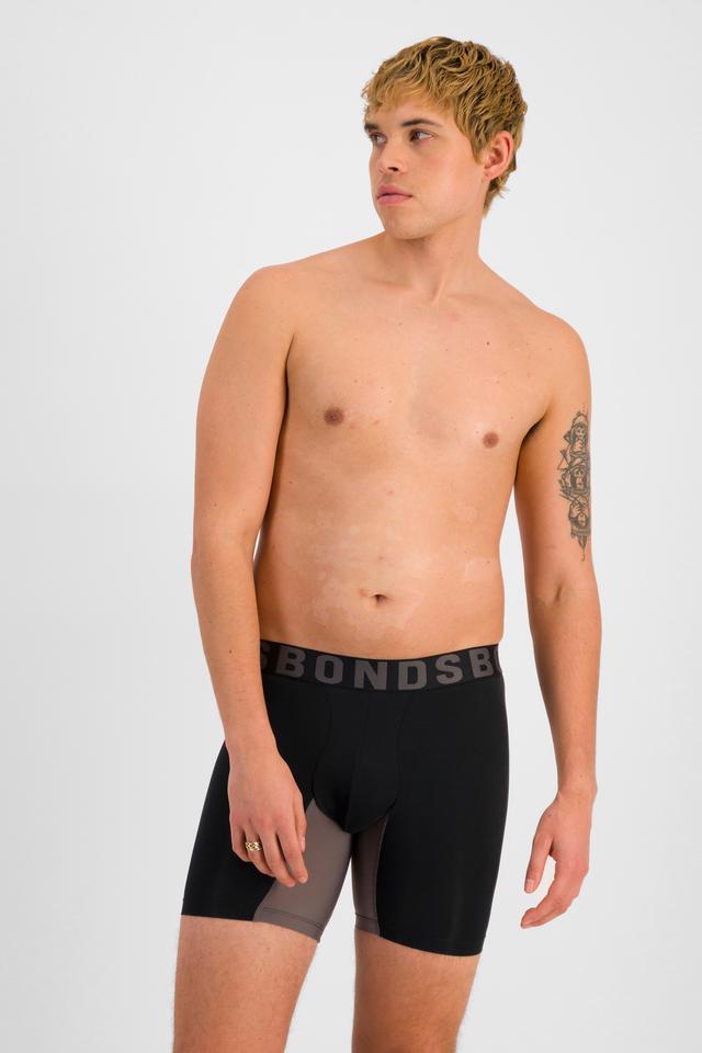 TOBIAS (He/Him) wears size M and is 187cm tall with 93cm chest and 78cm waist