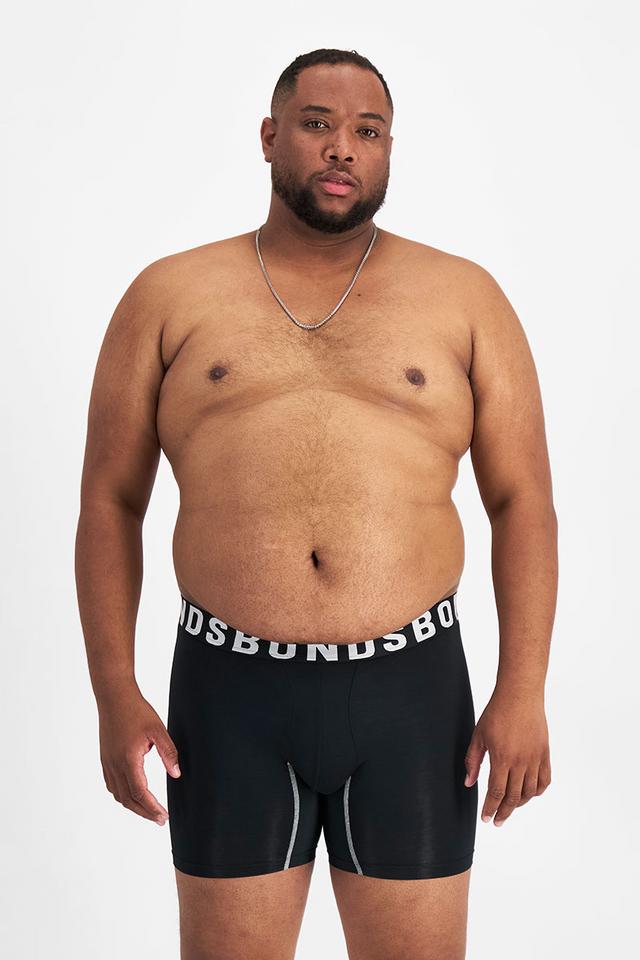 Jonathan (He/Him) wears size XL and is 183cm tall with 124cm chest and 107cm waist