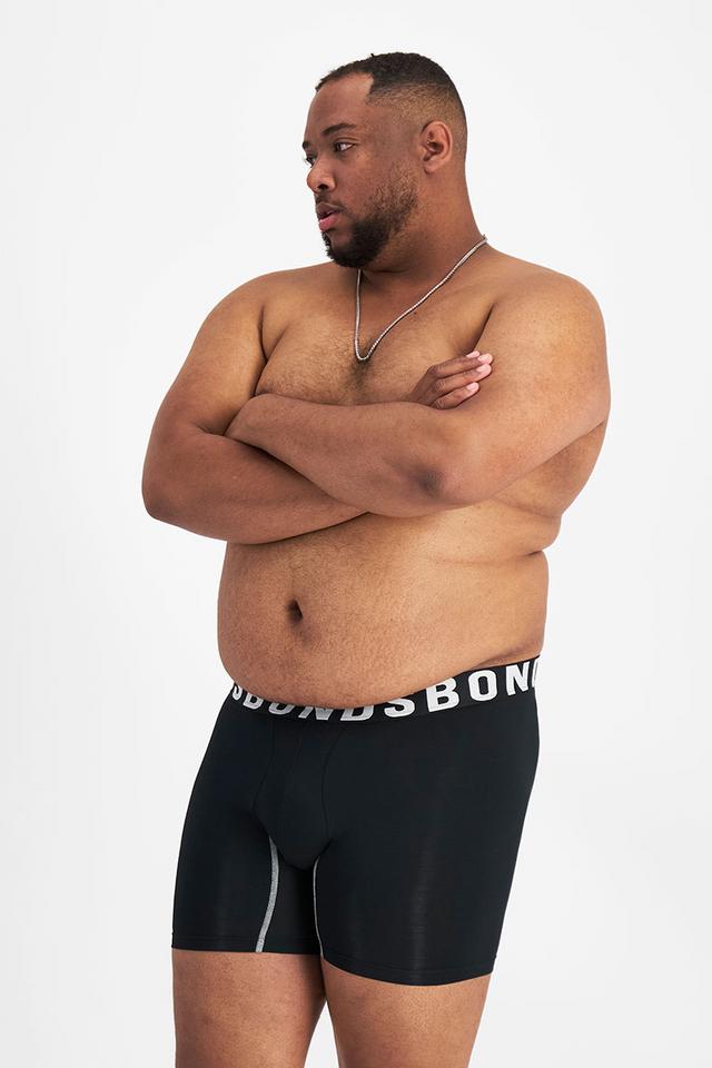 Jonathan (He/Him) wears size XL and is 183cm tall with 124cm chest and 107cm waist